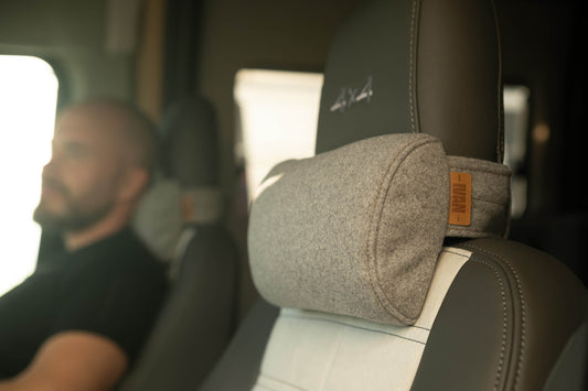 IVAN vaaleanharmaa niskatyyny asennettuna auton etupenkkiin