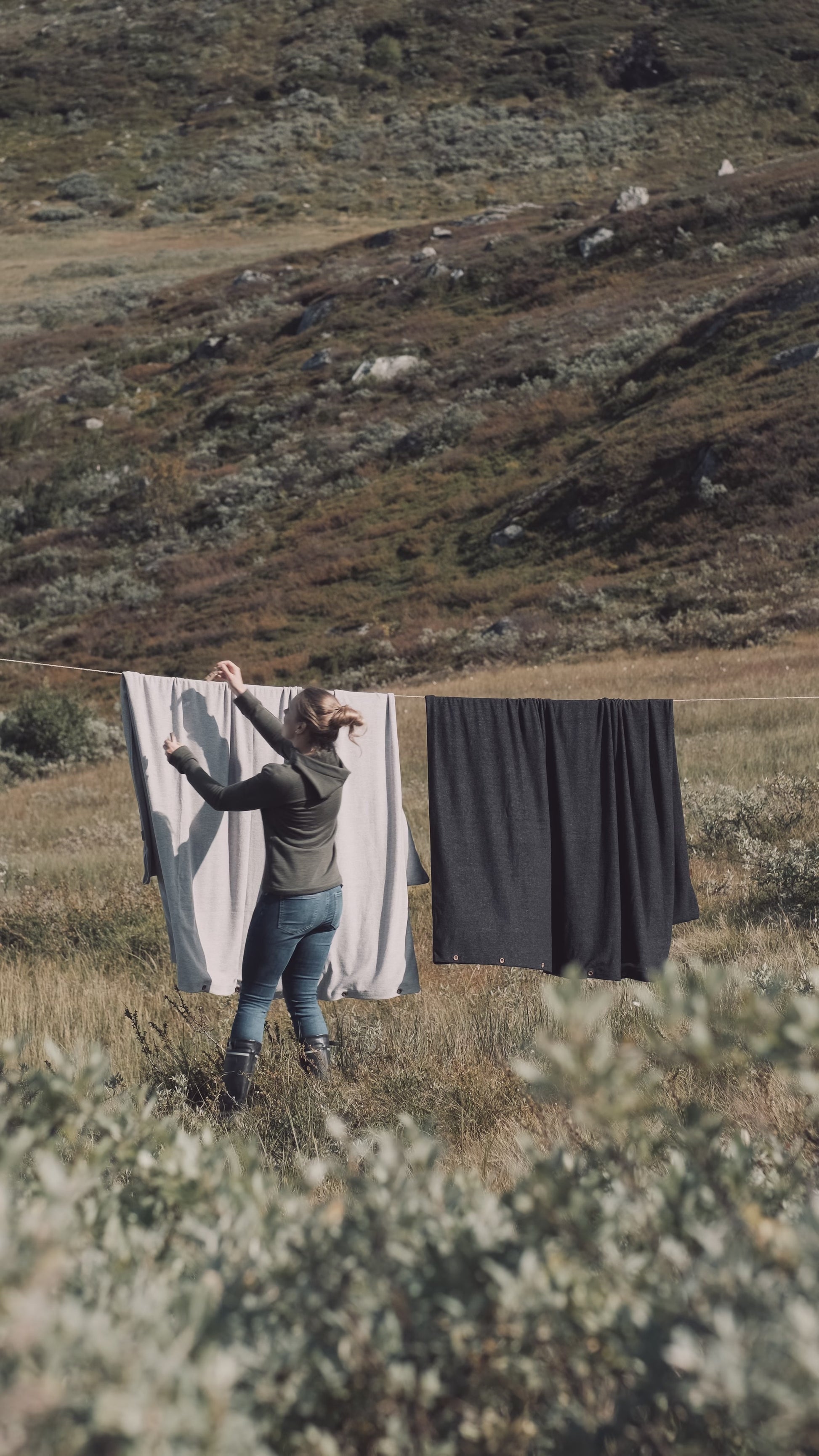IVAN vanlife Nomad Nest merinovillainen pussilakana vaaleanharmaa ja tummanharmaa