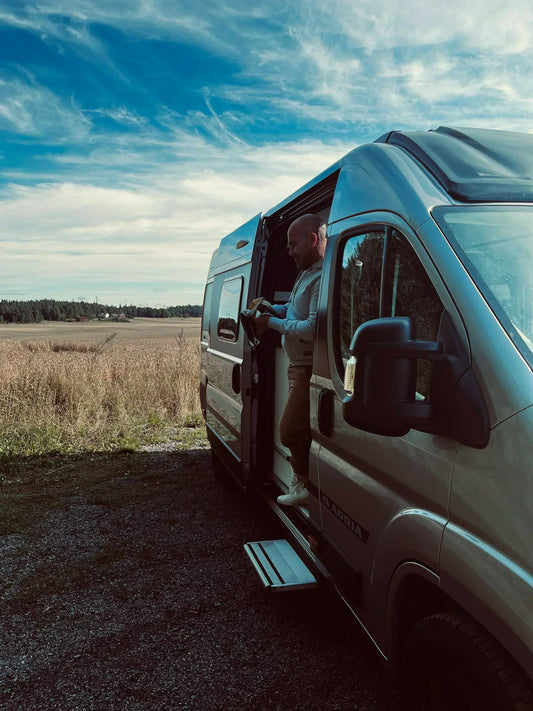 Mitä tarvitaan vanlife-reissuun? Pakkaa ainakin nämä tarvikkeet asuntoautoon tai retkeilyautoon